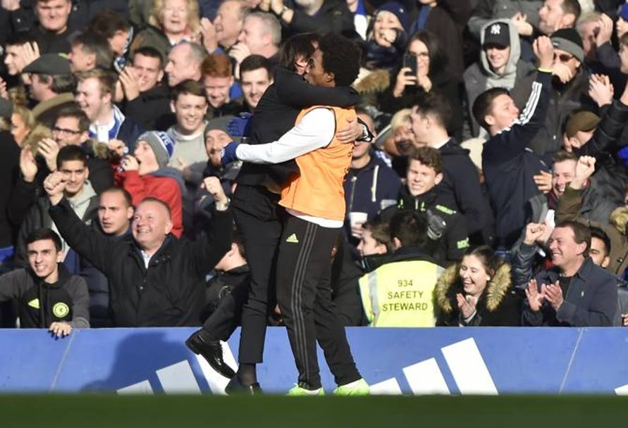 Conte incontenibile, abbraccia tutti quelli che gli capitano a tiro: ecco un imbarazzato Willian accogliere l&#39;entusiasmo del mister del Chelsea. Reuters